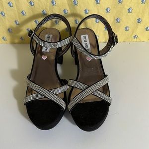 Steve Madden Girls Shoes Classy Heeled Sandal Size 5👡👡 heel measures 3 inches.